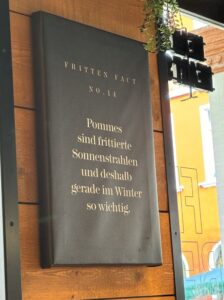 Pommes sind frittierte Sonnenstrahlen und deshalb gerade im Winter so wichtig - fantastisches Schild in Heidelberg