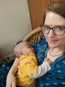 Mai in Indien - In der Großfamilie meiner Schwägerin ist der Kleine einfach auf meinem Arm eingeschlafen.